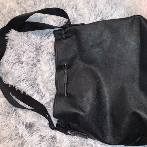 COPY - LULULEMON BLACK ATHLETICA BUCKET HANDBAG/CROSSBODY - Picture 2 of 15